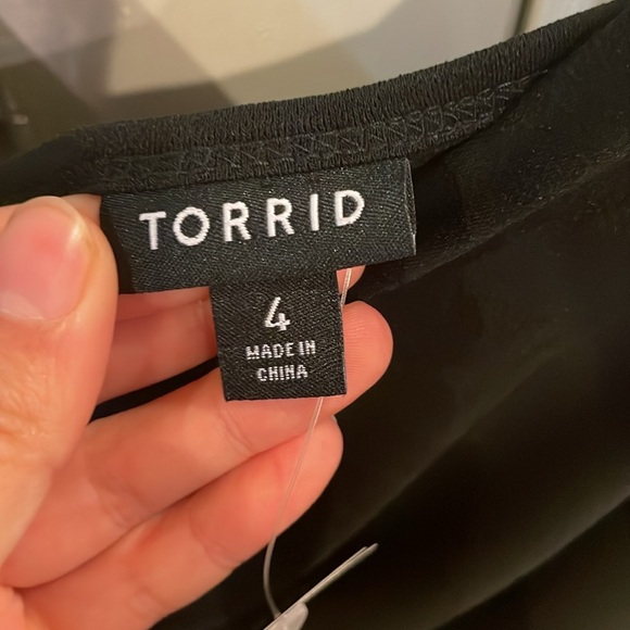 Womens New Torrid Studio Crepe V-Neck Twist Tank Top - Picture 7 of 8